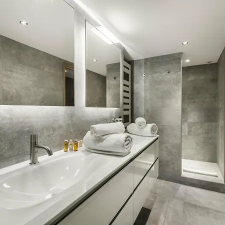 Renove 3 Chambres, 1850, Avec Balcon Et Parking - Fr-1-564-59 * Courchevel