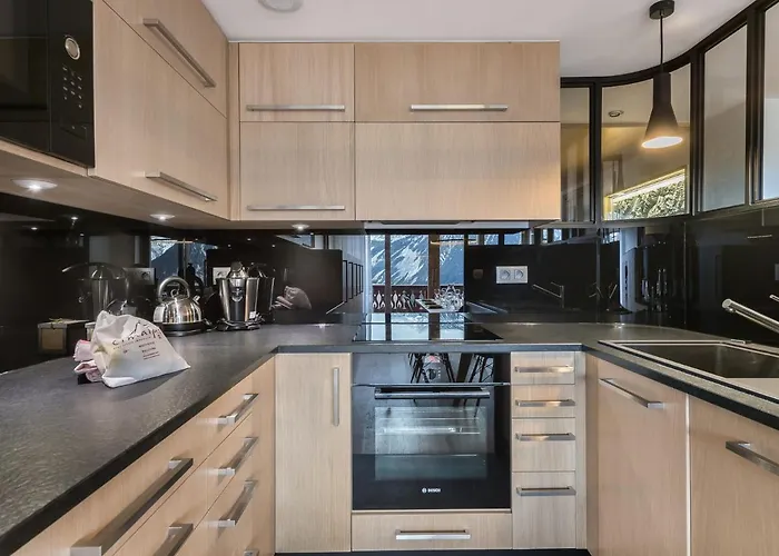 Daire Renove 3 Chambres, 1850, Avec Balcon Et Parking - Fr-1-564-59 Courchevel