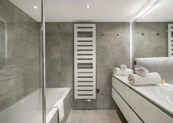 Апартаменти Renove 3 Chambres, 1850, Avec Balcon Et Parking - Fr-1-564-59